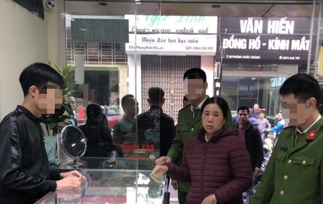 Hà Nội: Mượn vàng cho người nhà xem rồi chiếm đoạt tài sản - 1 Hà Nội: Mượn vàng cho người nhà xem rồi chiếm đoạt tài sản - 1