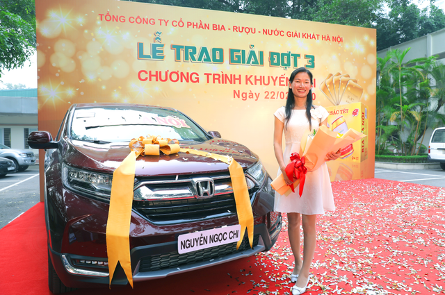 Bia Hà Nội trao giải cho những khách hàng may mắn cuối cùng trong chương trình khuyến mại “Vị Bia làm nên sắc Tết” - 1 Bia Hà Nội trao giải cho những khách hàng may mắn cuối cùng trong chương trình khuyến mại “Vị Bia làm nên sắc Tết” - 1