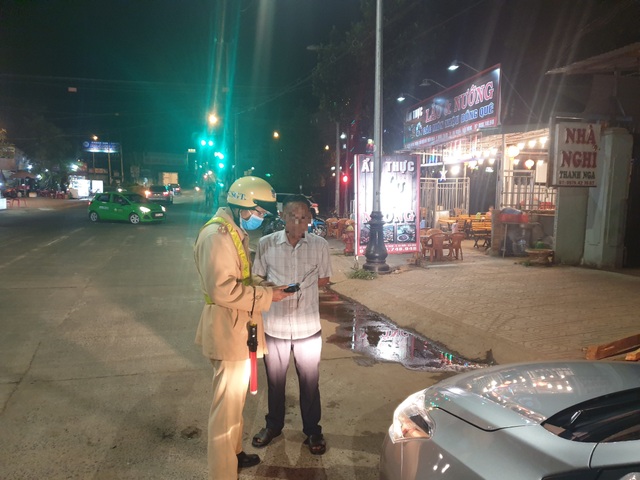 Bị phạt nồng độ cồn, tài xế cuống quýt gọi điện cầu viện - 1 Bị phạt nồng độ cồn, tài xế cuống quýt gọi điện cầu viện - 1