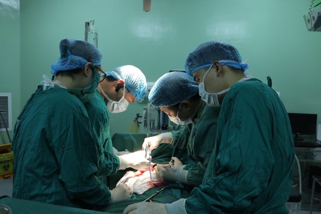 Phẫu thuật thành công khối u gần 5 kg cho cụ bà 80 tuổi - 1 Phẫu thuật thành công khối u gần 5 kg cho cụ bà 80 tuổi - 1