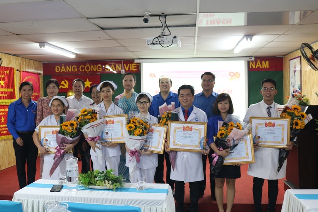Hai thầy thuốc trẻ 3 lần được trao giải thưởng Phạm Ngọc Thạch - 2 Hai thầy thuốc trẻ 3 lần được trao giải thưởng Phạm Ngọc Thạch - 2