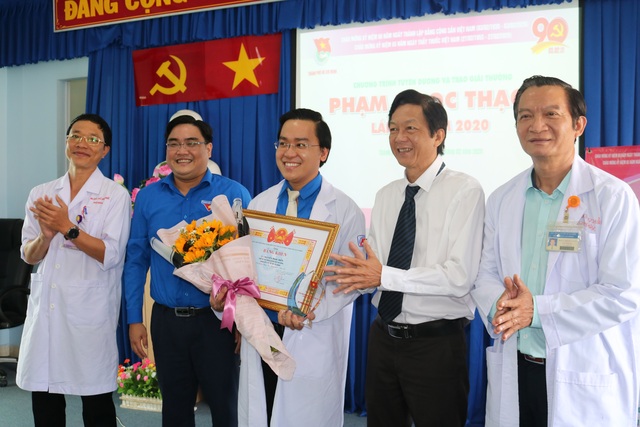 Hai thầy thuốc trẻ 3 lần được trao giải thưởng Phạm Ngọc Thạch - 1 Hai thầy thuốc trẻ 3 lần được trao giải thưởng Phạm Ngọc Thạch - 1