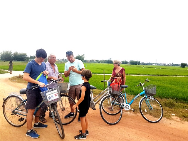 Khách Tây thích thú cưỡi trâu, đi xe đạp khám phá đồng lúa ở Hội An - 2 Khách Tây thích thú cưỡi trâu, đi xe đạp khám phá đồng lúa ở Hội An - 2