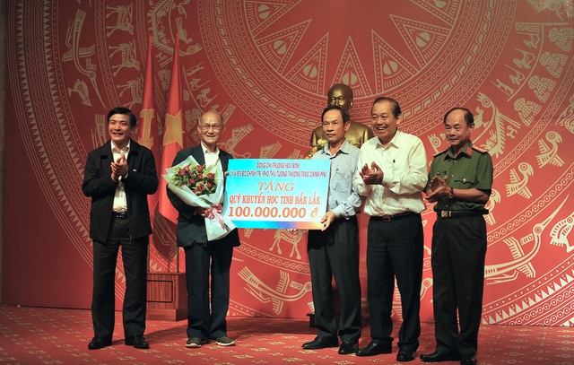 Phó Thủ tướng Trương Hòa Bình tặng 100 triệu đồng cho Quỹ Khuyến học - 1 Phó Thủ tướng Trương Hòa Bình tặng 100 triệu đồng cho Quỹ Khuyến học - 1