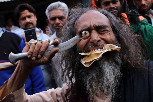 Kinh dị nghi lễ móc mắt tại lễ hội Ấn Độ - Ảnh minh hoạ 2