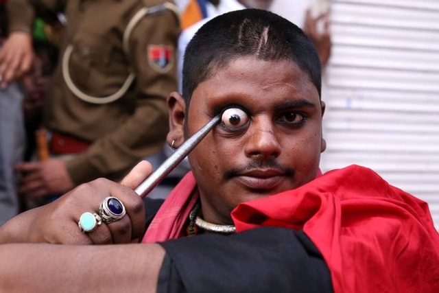 Kinh dị nghi lễ móc mắt tại lễ hội Ấn Độ - Ảnh minh hoạ 3