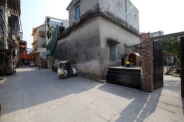 Nhà của người chết len giữa nhà người sống trên mặt đường Hà Nội - 1 Nhà của người chết len giữa nhà người sống trên mặt đường Hà Nội - 1