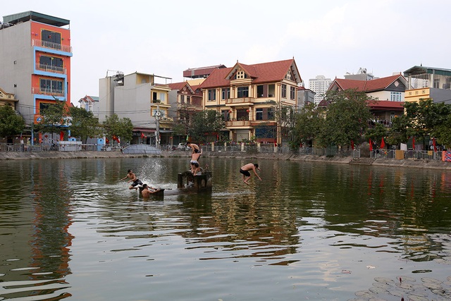 Nhà của người chết len giữa nhà người sống trên mặt đường Hà Nội - 12 Nhà của người chết len giữa nhà người sống trên mặt đường Hà Nội - 12