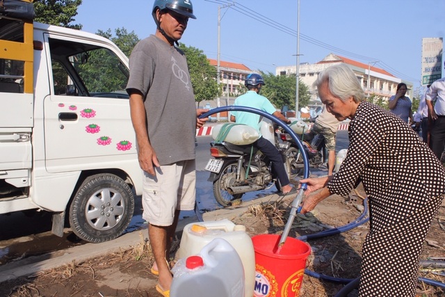 Bà lão cho không hàng trăm nghìn lít nước ngọt quý giá mùa hạn mặn - 1 Bà lão cho không hàng trăm nghìn lít nước ngọt quý giá mùa hạn mặn - 1