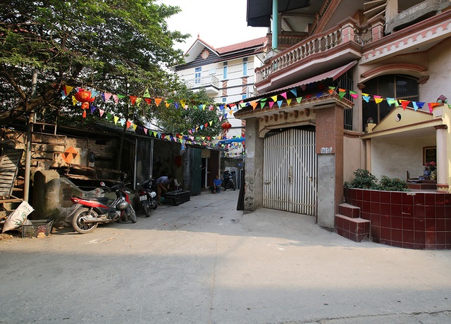 Nhà của người chết len giữa nhà người sống trên mặt đường Hà Nội - 3 Nhà của người chết len giữa nhà người sống trên mặt đường Hà Nội - 3