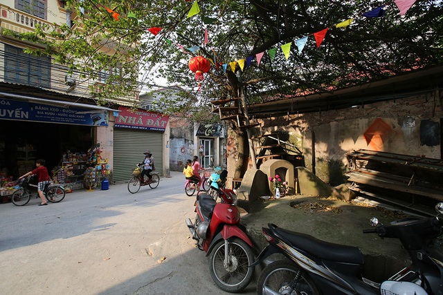 Nhà của người chết len giữa nhà người sống trên mặt đường Hà Nội - 5 Nhà của người chết len giữa nhà người sống trên mặt đường Hà Nội - 5