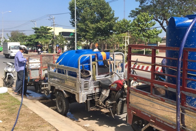 Bà lão cho không hàng trăm nghìn lít nước ngọt quý giá mùa hạn mặn - 3 Bà lão cho không hàng trăm nghìn lít nước ngọt quý giá mùa hạn mặn - 3