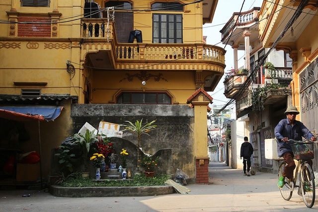 Nhà của người chết len giữa nhà người sống trên mặt đường Hà Nội - 9 Nhà của người chết len giữa nhà người sống trên mặt đường Hà Nội - 9