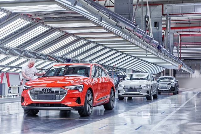 Audi phải tạm ngừng sản xuất xe chạy điện e-tron  - 1