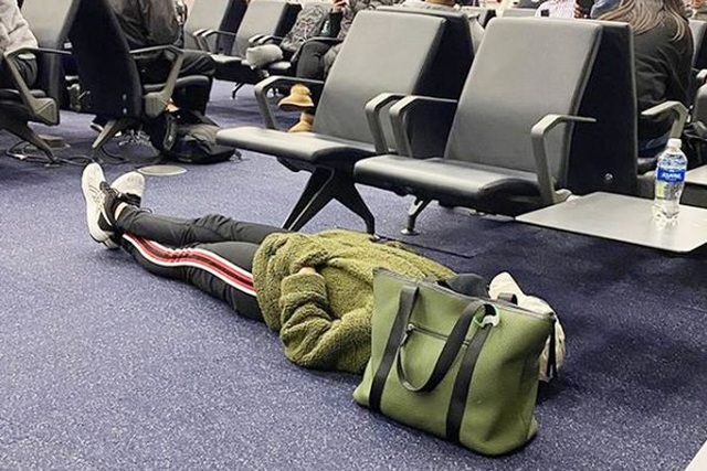 Nữ hành khách nằm thẳng cẳng trên sàn phòng chờ sân bay