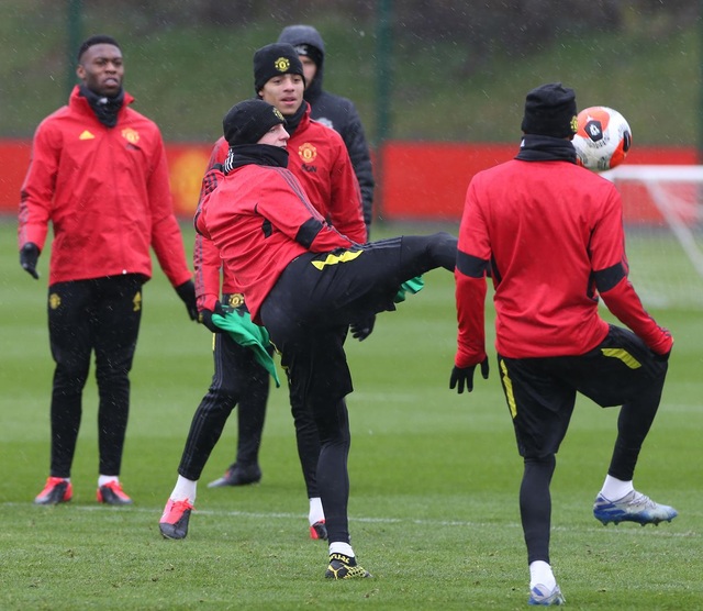Man Utd đội mưa tập luyện chuẩn bị làm khách trước Everton - 14 Man Utd đội mưa tập luyện chuẩn bị làm khách trước Everton - 14