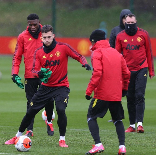 Man Utd đội mưa tập luyện chuẩn bị làm khách trước Everton - 12 Man Utd đội mưa tập luyện chuẩn bị làm khách trước Everton - 12