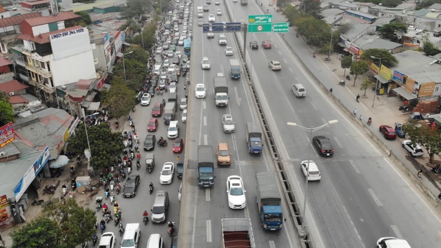 Đoàn xe băng băng đi ngược đường Hà Nội phản ứng bất ngờ khi gặp CSGT - 1 Đoàn xe băng băng đi ngược đường Hà Nội phản ứng bất ngờ khi gặp CSGT - 1