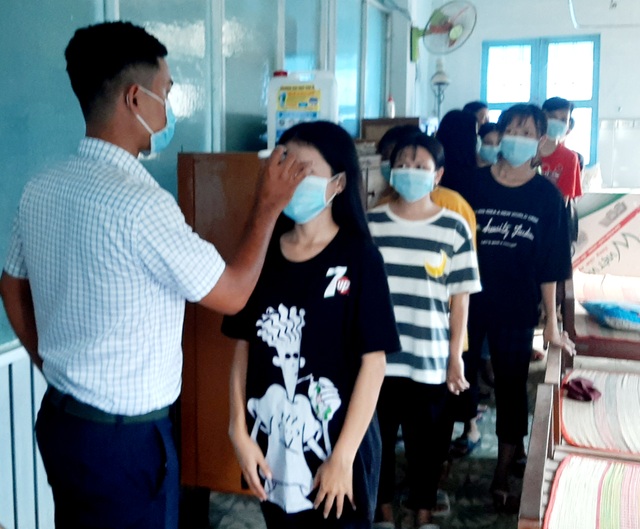 Trường đầu tiên ở Sóc Trăng đo thân nhiệt học sinh khi trở lại trường - 1