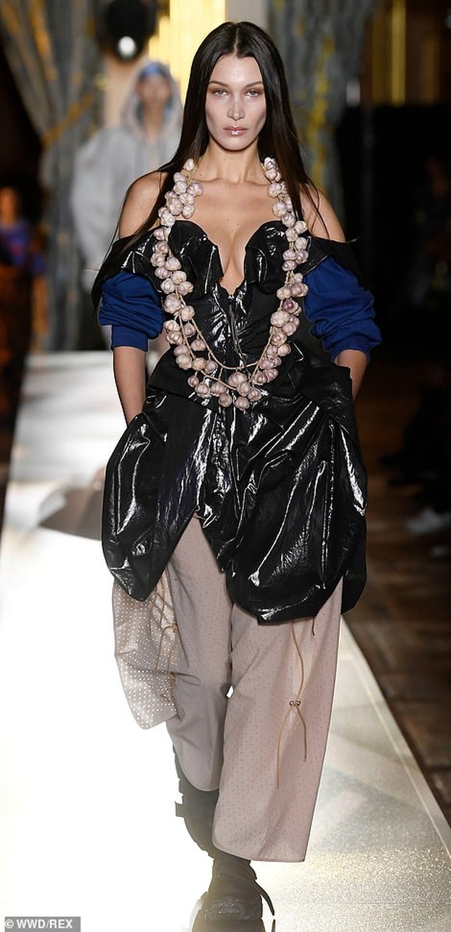 Bella Hadid mặc váy ren hở bạo trên sàn catwalk - 4 Bella Hadid mặc váy ren hở bạo trên sàn catwalk - 4