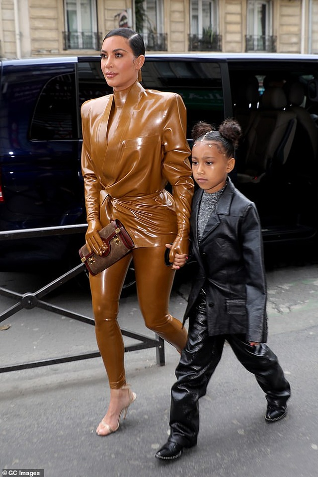 Kanye West và Kim Kardashian nổi bật tại Paris - 3 Kanye West và Kim Kardashian nổi bật tại Paris - 3
