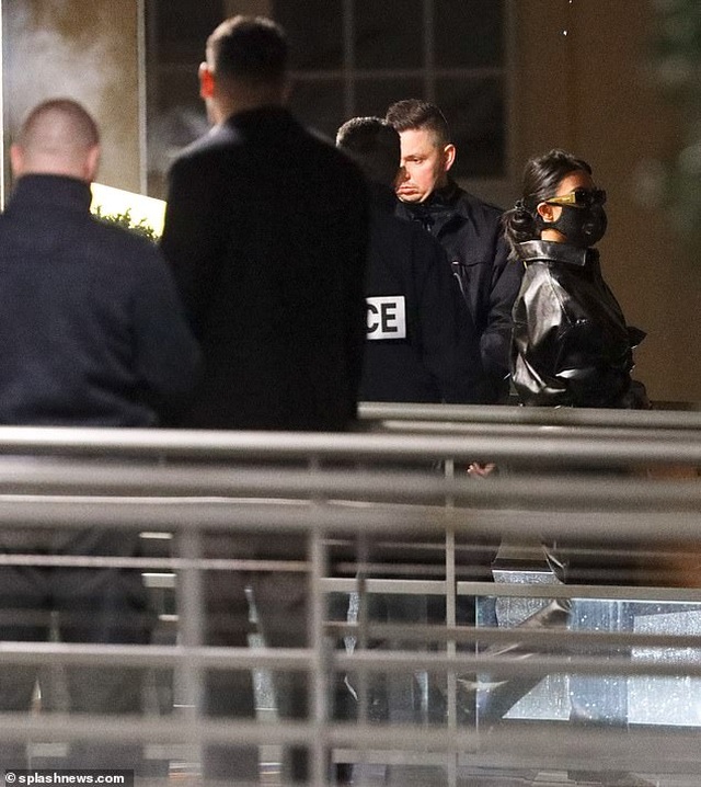 Kourtney Kardashian đeo khẩu trang giá 50 USD tới Pháp - 2