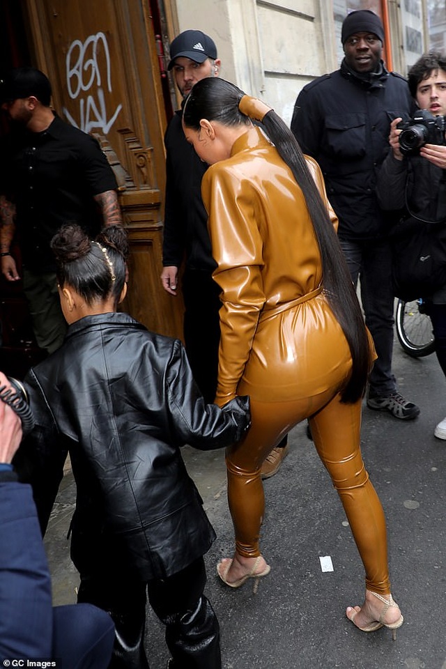 Kanye West và Kim Kardashian nổi bật tại Paris - 4 Kanye West và Kim Kardashian nổi bật tại Paris - 4