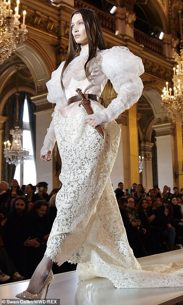 Bella Hadid mặc váy ren hở bạo trên sàn catwalk - 1 Bella Hadid mặc váy ren hở bạo trên sàn catwalk - 1