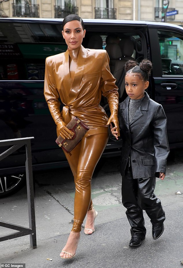 Kanye West và Kim Kardashian nổi bật tại Paris - 6 Kanye West và Kim Kardashian nổi bật tại Paris - 6