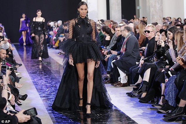 Siêu mẫu Cindy Bruna khoe chân dài miên man - 2