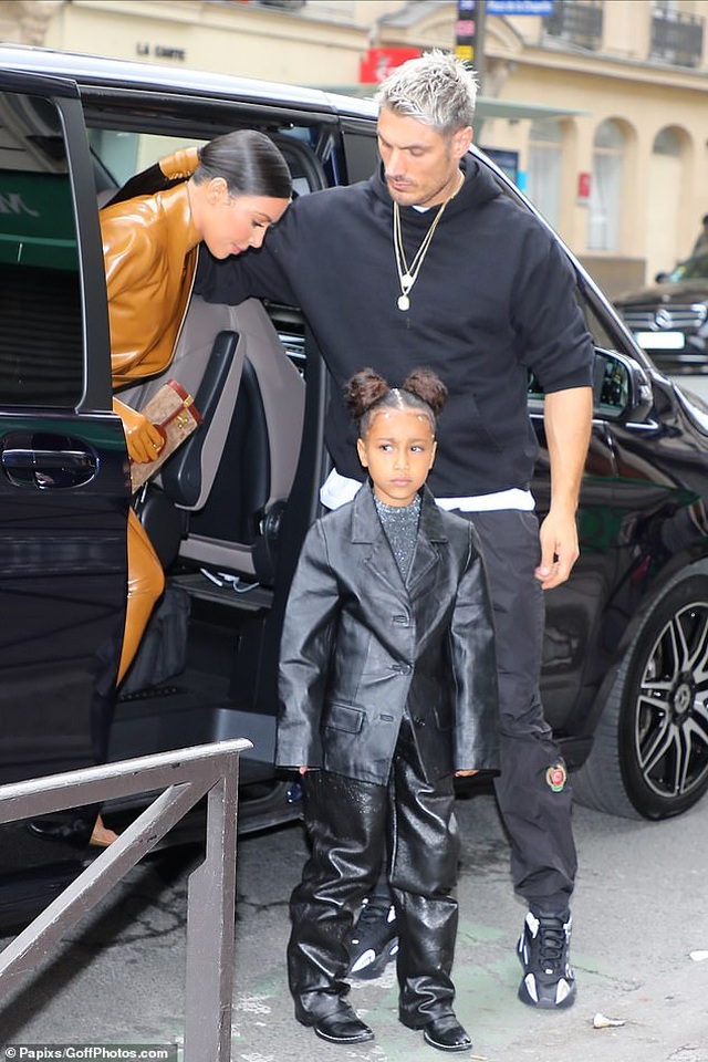 Kourtney Kardashian đeo khẩu trang giá 50 USD tới Pháp - 6