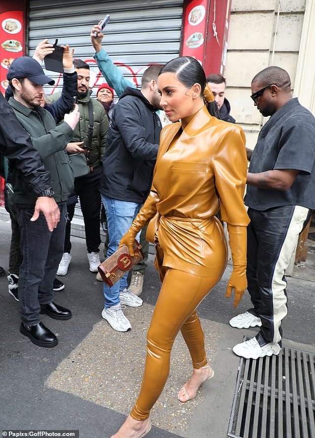 Kanye West và Kim Kardashian nổi bật tại Paris - 7 Kanye West và Kim Kardashian nổi bật tại Paris - 7