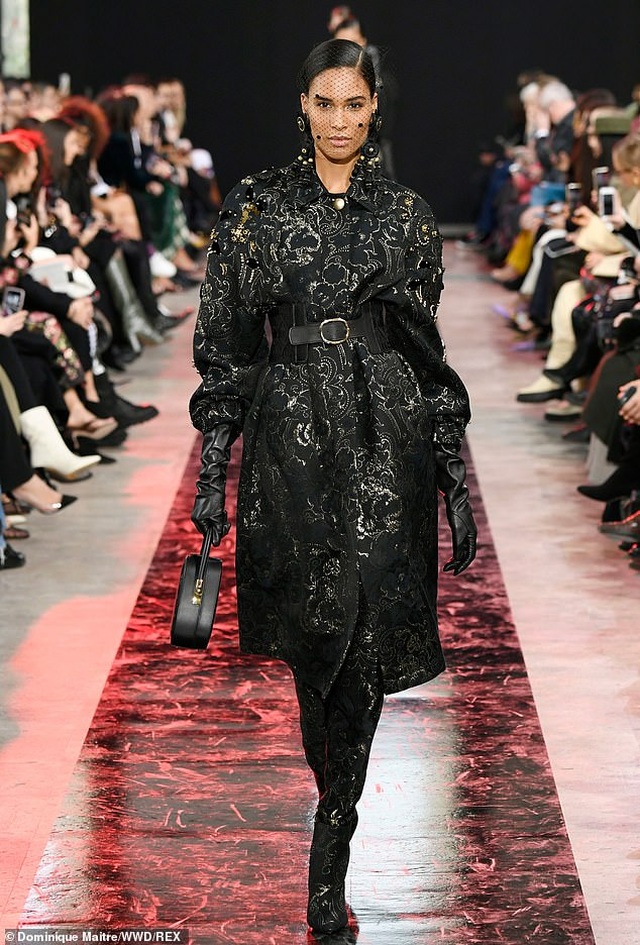 Siêu mẫu Cindy Bruna khoe chân dài miên man - 4