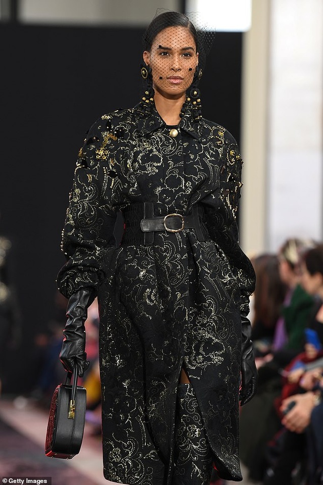 Siêu mẫu Cindy Bruna khoe chân dài miên man - 3