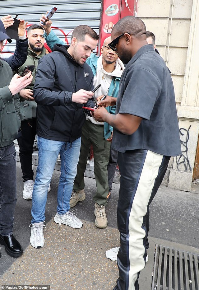 Kanye West và Kim Kardashian nổi bật tại Paris - 9 Kanye West và Kim Kardashian nổi bật tại Paris - 9