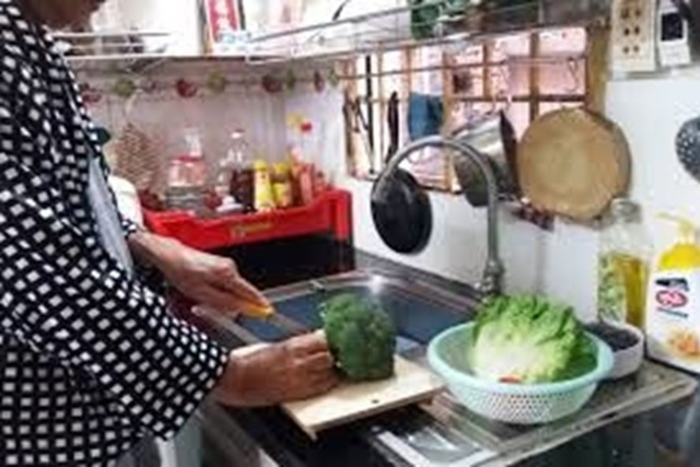 Ảnh hưởng của Covid-19: Gia chủ và osin đều “méo mặt” - 1 Ảnh hưởng của Covid-19: Gia chủ và osin đều “méo mặt” - 1