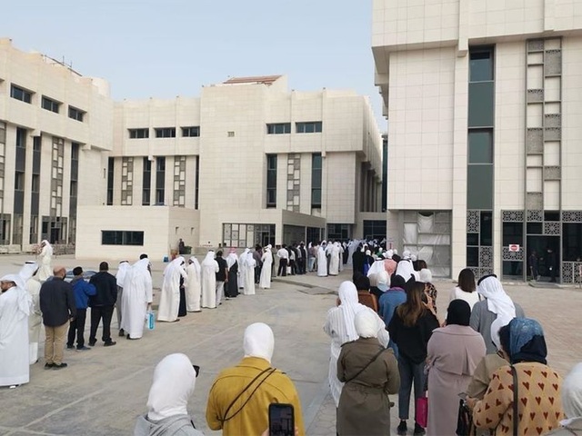 Kuwait có 46 người nhiễm corona, nhân viên chính phủ xếp hàng kiểm tra y tế