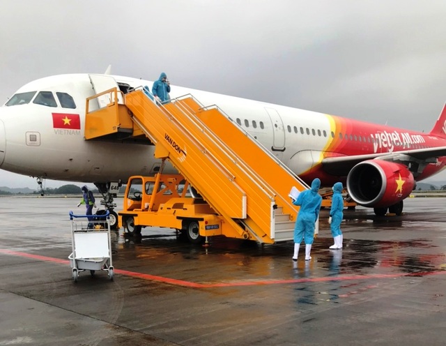 Chuyến bay đầu tiên chở 221 người Việt từ Hàn Quốc hạ cánh xuống Vân Đồn - 1 Chuyến bay đầu tiên chở 221 người Việt từ Hàn Quốc hạ cánh xuống Vân Đồn - 1