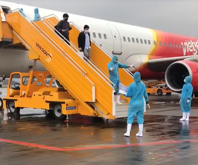 Chuyến bay đầu tiên chở 221 người Việt từ Hàn Quốc hạ cánh xuống Vân Đồn - 2 Chuyến bay đầu tiên chở 221 người Việt từ Hàn Quốc hạ cánh xuống Vân Đồn - 2