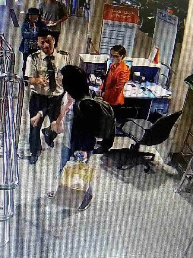 Nữ hành khách lao vào cắn nhân viên hàng không vì bị phát hiện đem quá cân - 1 Nữ hành khách lao vào cắn nhân viên hàng không vì bị phát hiện đem quá cân - 1