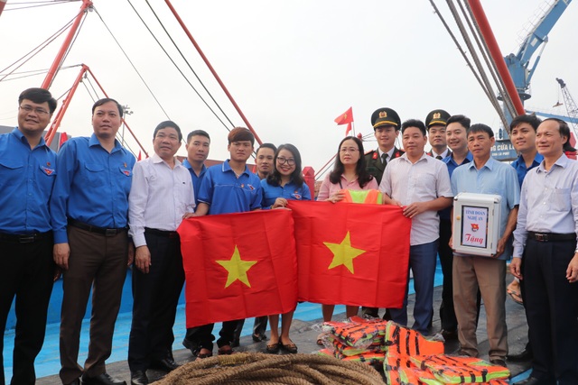 Ra mắt câu lạc bộ “Ngư dân trẻ ra khơi bám biển” - 3 Ra mắt câu lạc bộ “Ngư dân trẻ ra khơi bám biển” - 3