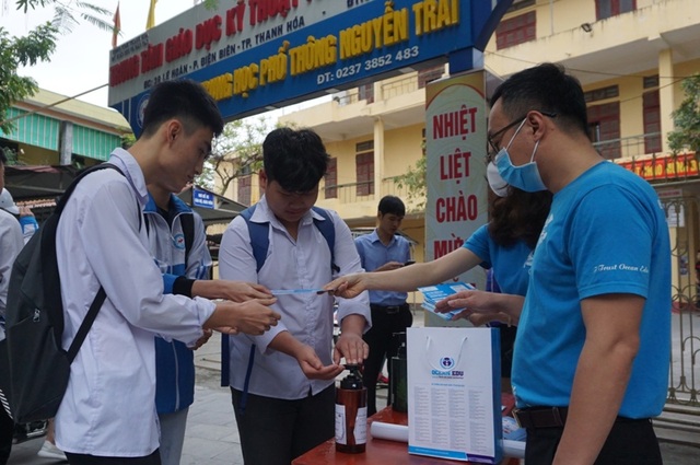 Thanh niên tình nguyện giúp học sinh THPT phòng, chống dịch Covid-19 - 2 Thanh niên tình nguyện giúp học sinh THPT phòng, chống dịch Covid-19 - 2