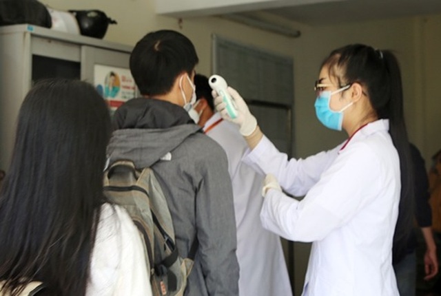 Đà Nẵng: Nhiều học sinh, sinh viên đeo khẩu trang trong lớp học - 2