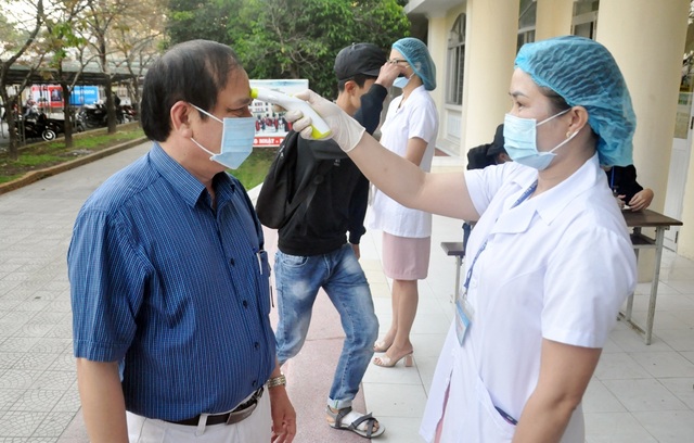 Chủ tịch tỉnh Thừa Thiên Huế kiểm tra công tác phòng dịch của nhà trường - 9 Chủ tịch tỉnh Thừa Thiên Huế kiểm tra công tác phòng dịch của nhà trường - 9