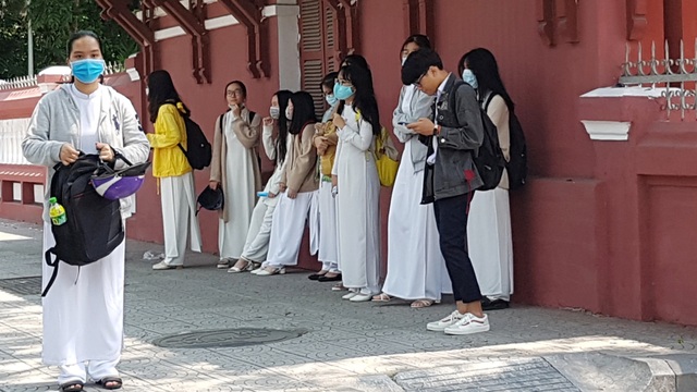 Chủ tịch tỉnh Thừa Thiên Huế kiểm tra công tác phòng dịch của nhà trường - 13 Chủ tịch tỉnh Thừa Thiên Huế kiểm tra công tác phòng dịch của nhà trường - 13