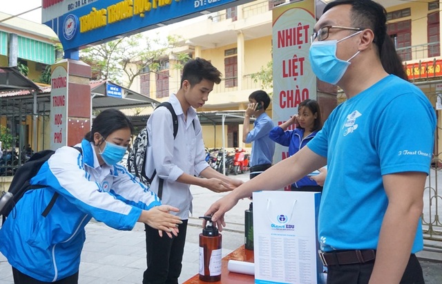 Thanh niên tình nguyện giúp học sinh THPT phòng, chống dịch Covid-19 - 1 Thanh niên tình nguyện giúp học sinh THPT phòng, chống dịch Covid-19 - 1