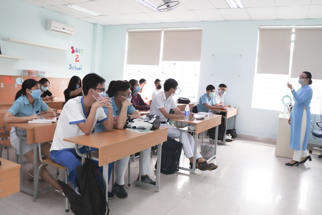 Đà Nẵng: Nhiều học sinh, sinh viên đeo khẩu trang trong lớp học - 4