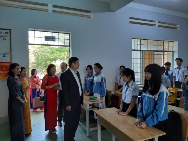 Đắk Lắk: Không cho xe đưa đón học sinh vào khuôn viên trường - 1 Đắk Lắk: Không cho xe đưa đón học sinh vào khuôn viên trường - 1