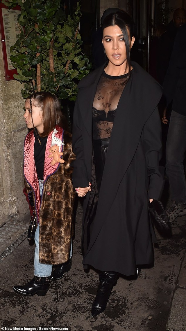 Kourtney Kardashian mặc áo hở bạo đi chơi ở Paris - 1