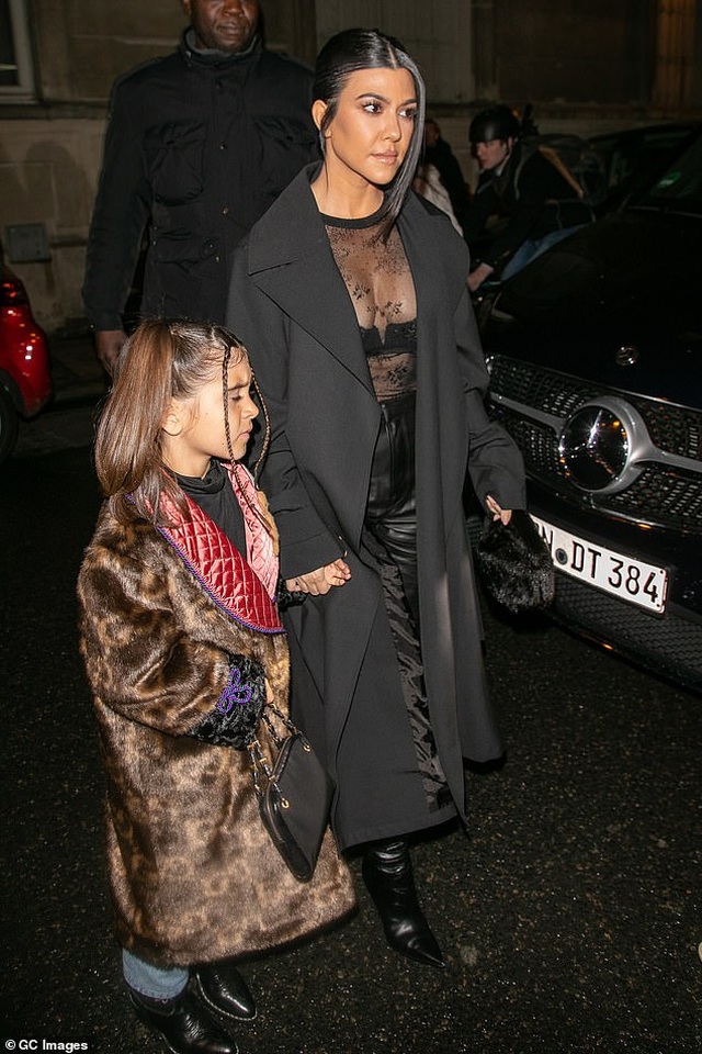 Kourtney Kardashian mặc áo hở bạo đi chơi ở Paris - 2